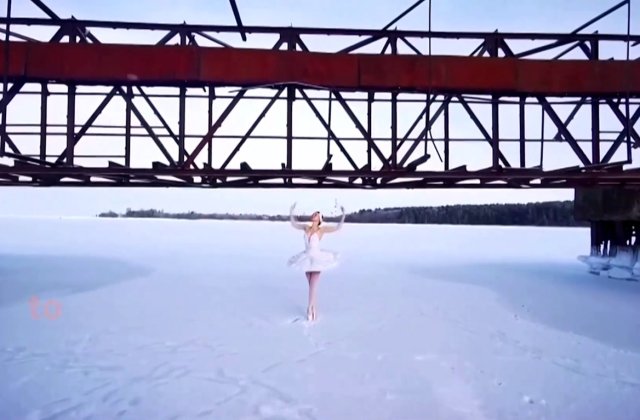 VIDEO: Protestul artistic al unei balerine din Rusia! A interpretat „Lacul Lebedelor” pe gheață pentru a salva un golf