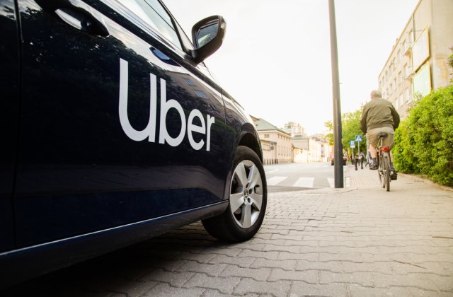 Șoferii Uber din Anglia vor beneficia de salariu minim și concedii plătite