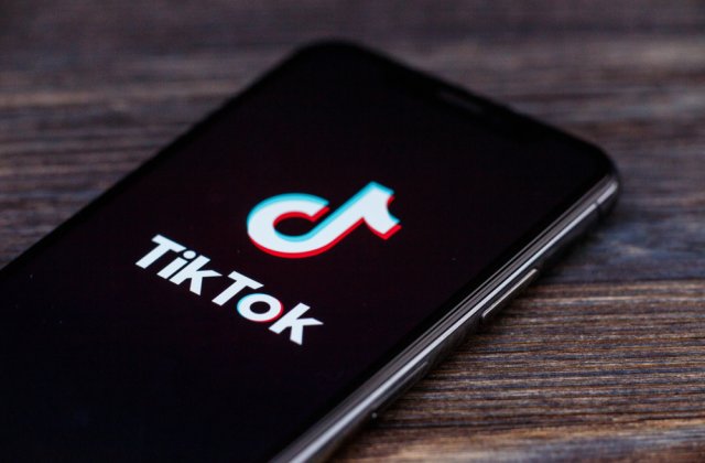Adolescente din Franța, date &icirc;n judecată din cauza unei farse pe TikTok