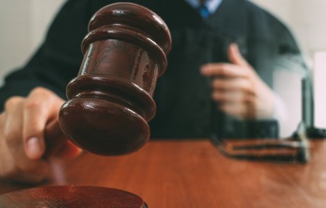 Un avocat a dat în judecată Guvernul pentru extinderea restricției de circulație