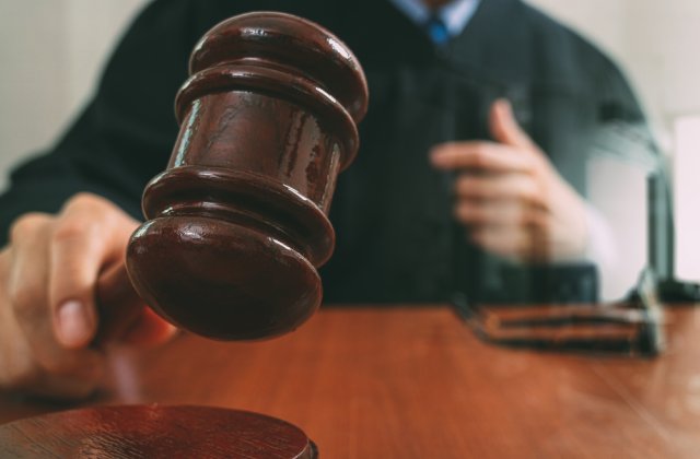 Un avocat a dat în judecată Guvernul și CNSU pentru extinderea restricției de circulație noaptea: „Ce câștigăm în acea oră?”