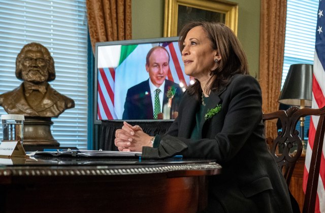 Un bărbat cu o pușcă în mașină, arestat lângă reședința vicepreședintelui SUA, Kamala Harris