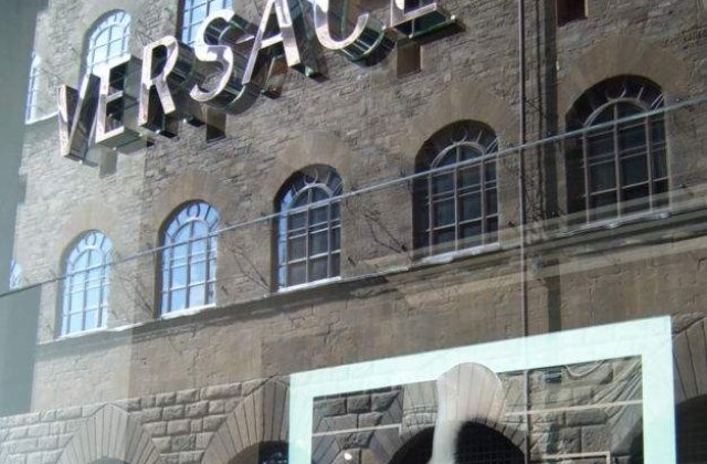 Versace a lansat un telefon de 3.500 euro
