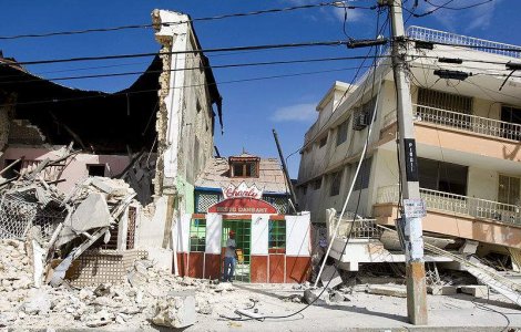  Video  Miracol: Bebelus de 3 saptamani, salvat de sub daramaturi in Haiti