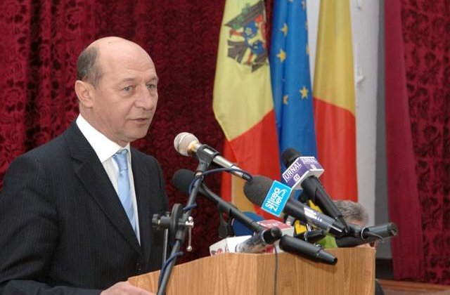Basescu, intampinat la Chisinau cu mici manifestatii pro si contra unirii