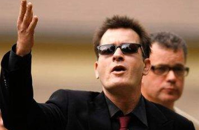 Charlie Sheen a devenit bunic la varsta de 47 de ani