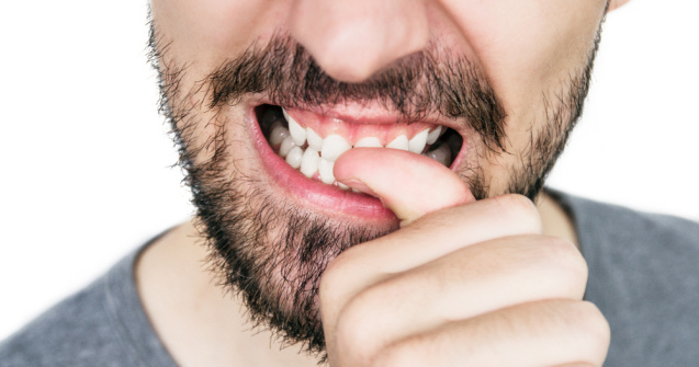  Top  4 lucruri care se pot întâmpla dacă îți rozi unghiile