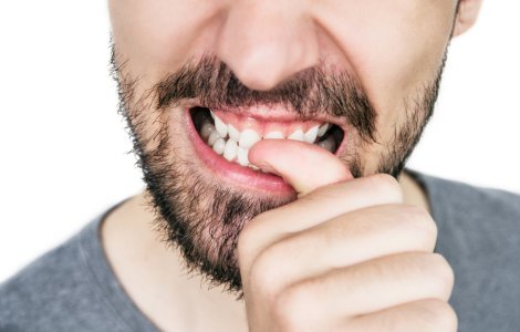  Top  4 lucruri care se pot întâmpla dacă îți rozi unghiile