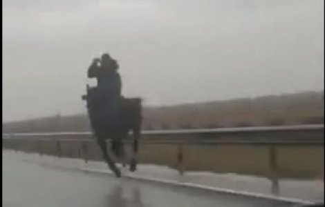VIDEO: Tânăr filmat în timp ce călărea pe un drum european din județul Dolj