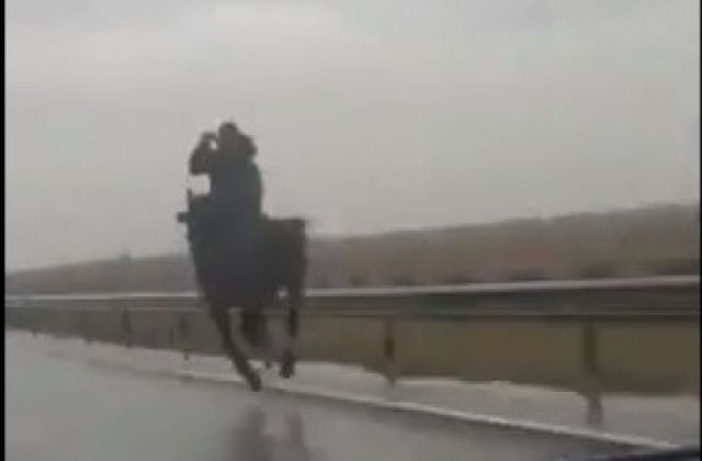 VIDEO: Tânăr filmat în timp ce călărea pe un drum european din județul Dolj
