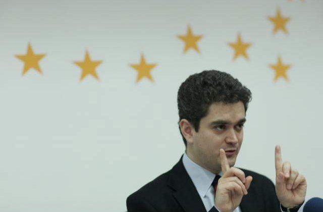 Paleologu: Femeile au sanse mici sa supravietuiasca in politica din cauza badaraniei barbatilor