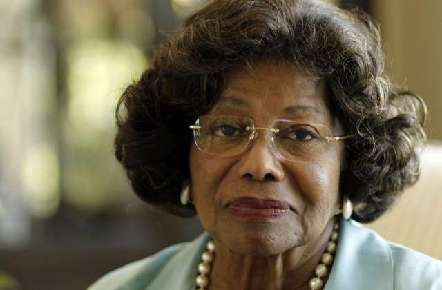 Mama lui Michael Jackson acuza AEG ca nu i-a ajutat fiul "bolnav"