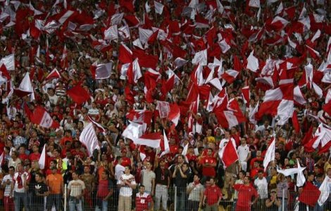 Microbuz al suporterilor dinamovisti, atacat cu pietre si bate