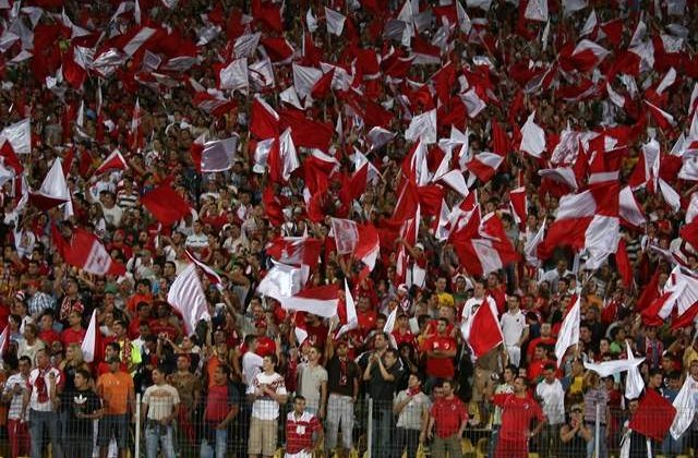 Microbuz al suporterilor dinamovisti, atacat cu pietre si bate intr-o benzinarie