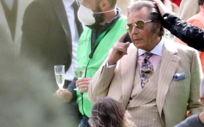 A dat lovitura! Cine este...