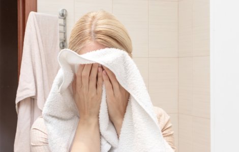  Top  De ce nu ar trebui să folosești prosopul pentru a te șterge pe față