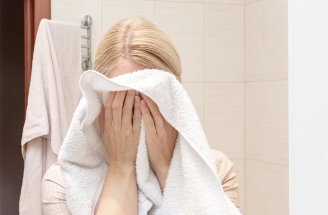 De ce nu ar trebui să folosești prosopul pentru a te șterge pe față