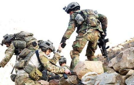 Doi militari romani au fost raniti in Afganistan