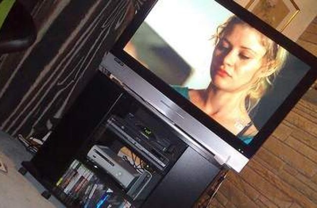 Romanii nu mai au incredere in televizor