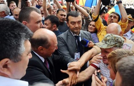 Basescu, baie de multime la Costesti: Ce i-au cerut localnicii