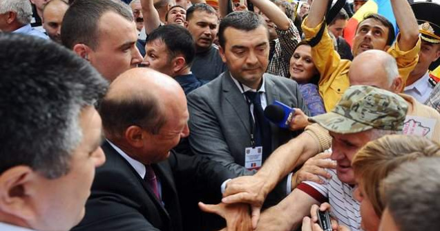 Basescu, baie de multime la Costesti: Ce i-au cerut localnicii