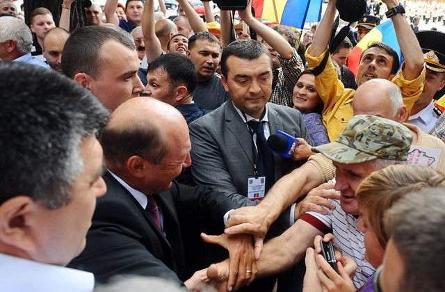Basescu, baie de multime la Costesti: Cum vine premierul, ii cereti locuri de munca