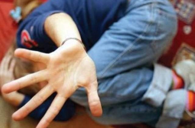 Cruzime fara limite: Copil cu arsuri grave, dupa ce tatal l-a obligat sa stea cu mana in foc