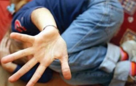 Cruzime fara limite: Copil cu arsuri grave, dupa ce tatal l-a obligat sa stea cu mana in foc