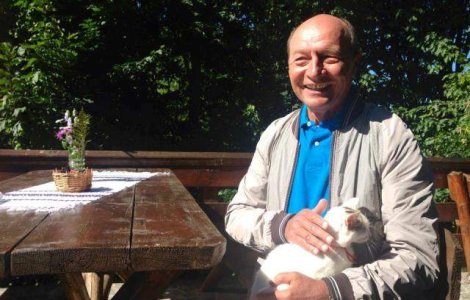 Basescu, fotografii inedite pe Facebook: "Cum il cheama? Ponta?"