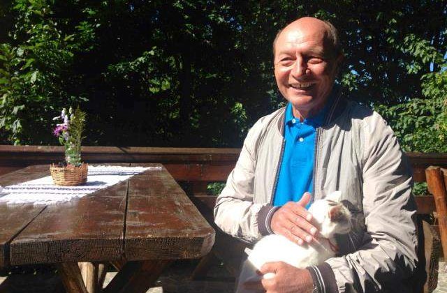 Basescu, fotografii inedite pe Facebook: "Cum il cheama? Ponta?"