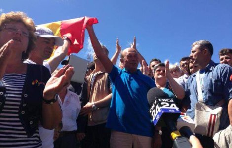 Basescu a cantat "Noi suntem romani la Targul de Fete