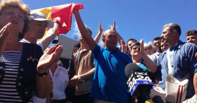Basescu a cantat "Noi suntem romani la Targul de Fete