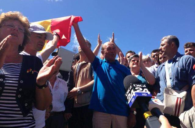 Basescu a plecat de la Targul de Fete dupa ce a cantat "Noi suntem romani"