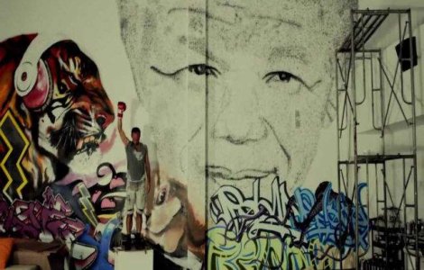 Un portret al lui Mandela, realizat din 27 mii de lovituri de pumni