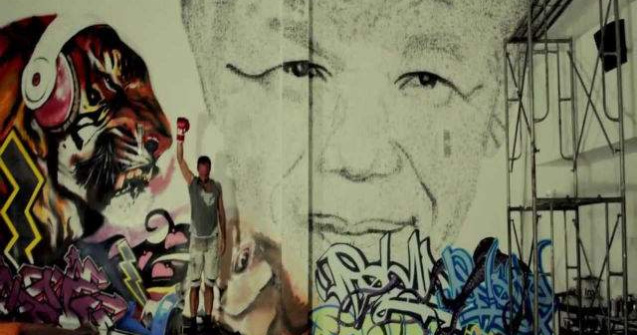 Un portret al lui Mandela a fost realizat din 27 mii de lovituri de pumn