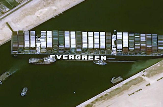 Nava care a blocat Canalul Suez a fost mutată din loc după o săptămână