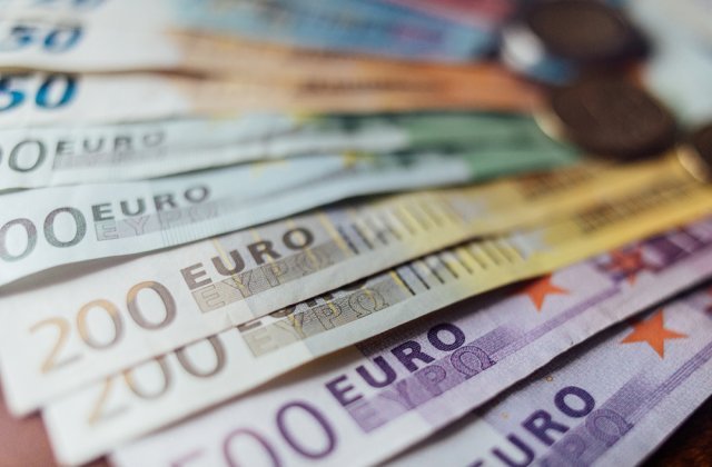 Euro, la un nou maxim istoric! A depășit 4,9 lei
