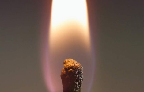 Oradea: Un barbat imobilizat intr-un scaun cu rotile si-a dat foc in fata Primariei