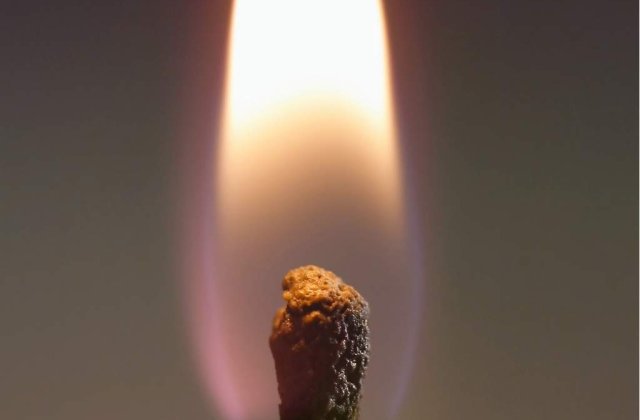 Oradea: Un barbat imobilizat intr-un scaun cu rotile si-a dat foc in fata Primariei