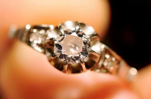 S-a inecat cu inelul pe care a incercat sa-l fure