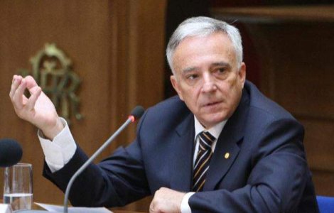 Mugur Isarescu, decorat cu "Steaua Romaniei"