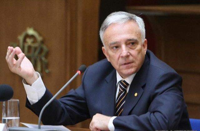 Mugur Isarescu, decorat cu "Steaua Romaniei"