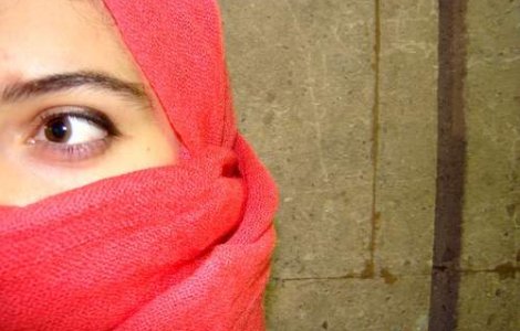 Tanara biciuita pentru ca a fost violata