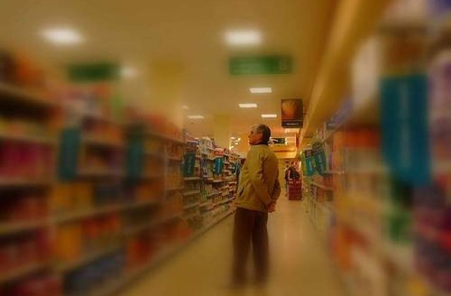 Romanii se duc mai rar la cumparaturi