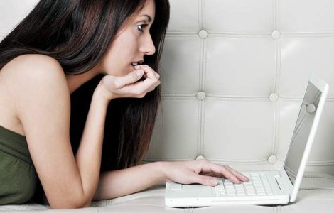 Femeile folosesc Internetul mai mult decat barbatii