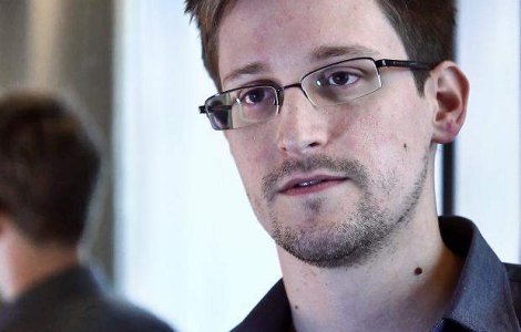 Edward Snowden vrea sa ramana in Rusia