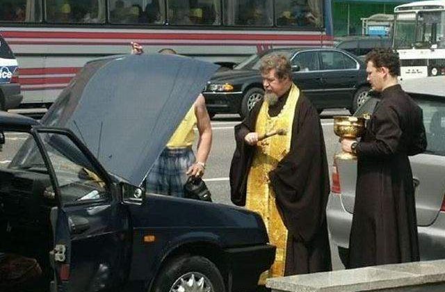 Cu Dumnezeu inainte! Binecuvantarea masinilor devine o practica oficiala a Bisericii Ortodoxe