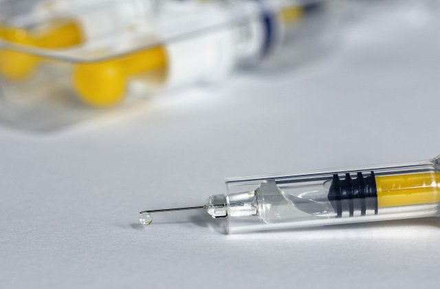 Peste 430.000 de doze de vaccin AstraZeneca ajung vineri în România