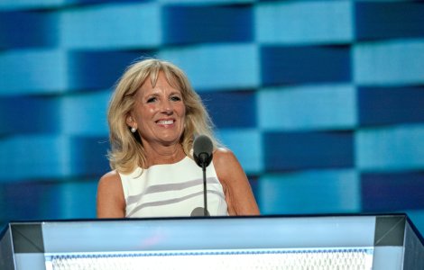 De Ziua Păcălelilor, prima doamnă a SUA a împărțit înghețată, deghizată în stewardesă