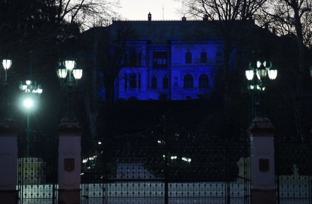 Palatul Cotroceni, iluminat &icirc;n albastru de Ziua Internațională de Conștientizare a Autismului